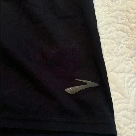 Women BROOKS RUN HAPPY SHORTS - Picture 2 of 6